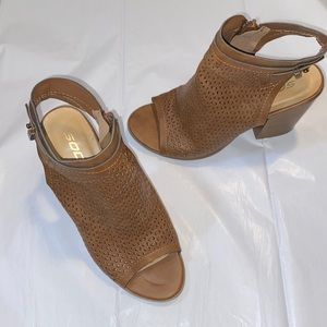 4/$10 item🤑 SODA Peep-toe zipper ankle booties perforated brown 6 1/2 Like New